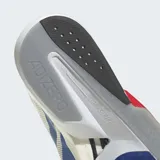 Championes de running Adidas Adizero Boston 13, color blanco con las icónicas tres tiras en azul degradado y detalles en rojo en la entresuela. Diseñados con tecnología Lightstrike Pro para mayor amortiguación y retorno de energía.
