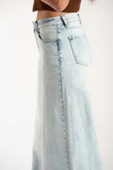 Jean de corte wide leg con tiro medio, confeccionado en denim de algodón con un lavado claro desgastado. Presenta diseño de cinco bolsillos y cierre frontal con botón y cremallera.