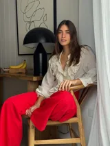 Pantalón rojo de silueta amplia y tiro alto, confeccionado en tela liviana con gran movimiento.