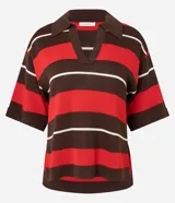 Blusa de punto con cuello polo y escote en V, mangas cortas y estampado de rayas horizontales en rojo, marrón y blanco.