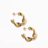 Aros tipo argolla gruesa con diseño retorcido, color dorado.
