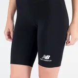 Calza corta de ciclismo negra, con cintura alta y logo de New Balance estampado en blanco en la pierna izquierda.