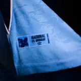 Camiseta de fútbol Umbro del Club Nacional de Football, edición especial celeste 2026. Diseño en color celeste con detalles en azul marino y blanco, con tejido jacquard inspirado en los 19 departamentos de Uruguay. Incluye el escudo del club, logo de Umbro, sponsors y emblemas oficiales en el frente.