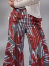 Pantalón de cintura alta y piernas amplias en lino mezcla, con estampado vegetal en tonos bordó, gris y blanco, y tajos asimétricos en las piernas. Cuenta con cierre invisible lateral y bolsillos.