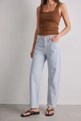 Jean de corte baggy y tiro alto, con diseño a rayas verticales de color rosado y blanco.