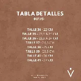 Bota texana de caña alta color marrón claro, confeccionada en cuero vacuno con detalles de bordado y apliques en relieve. Tiene cierre lateral, taco de madera con folia de cuero y suela de goma. La horma es de punta fina, ancha y cómoda.