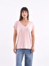 Remera de manga corta, color negro, con cuello en V y mangas dobladas.