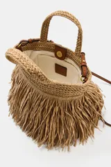 Bolso de mano de efecto trenzado color beige, con detalle de flecos en el cuerpo, doble asa de mano y cierre mediante clip metálico.