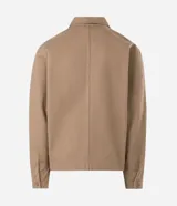 Sobrecamisa de sarga de algodón en color beige, de corte amplio y estructurado, con cuello camisero, mangas largas, cierre frontal de botones ocultos y grandes bolsillos frontales con solapa.