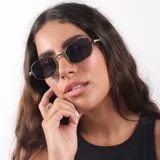 Lentes de sol con armazón metálico negro y cristales oscuros de forma hexagonal. Cuentan con protección UV400 y diseño moderno.