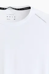 Remera deportiva blanca de manga larga con cuello redondo, confeccionada en tejido funcional DryMove con detalles reflectantes y texto estampado en las mangas.