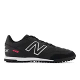 Championes de fútbol New Balance 442 V2 Team TF, color negro con detalles en blanco y rosa. Presentan un empeine de cuero con costuras reforzadas, puntera de gamuza y suela de goma con relieve diseñada para césped artificial o asfalto.