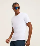 Bermuda deportiva gris oscuro, corte por encima de la rodilla, con cintura elástica y cordón de ajuste. Presenta bolsillos laterales con cierre.