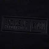 Pantalón de jogging color crema con puños ajustados, cintura elástica con cordón y logo de Los Angeles Lakers en el bolsillo lateral.