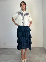 Falda larga de algodón color blanco, de diseño escalonado con múltiples volados y cintura elastizada.
