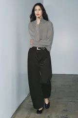 Pantalón de tiro medio con corte wide leg y diseño de rayas verticales a contraste. Cuenta con cintura con trabillas, cierre frontal con cremallera y botón, y cinco bolsillos.