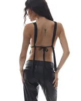 Top negro con escote halter y espalda descubierta.