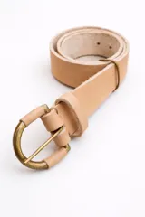 Cinturón de cuero color suela con hebilla redonda metálica en tono dorado envejecido.