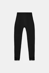 Leggings de tiro alto confeccionados en tejido de poliamida, con diseño ajustado y detalle de aplicación de encaje a tono en los tobillos.