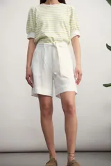 Short negro de tiro alto con lazo de tela para ajustar en la cintura y bolsillos laterales. El largo es por encima de la rodilla.