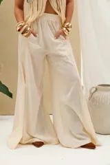 Pantalón de lino color blanco, de corte amplio y fluido, con cintura elástica y bolsillos laterales.