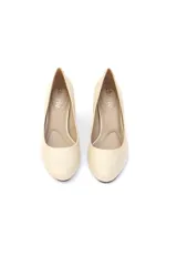 Zapatos de tacón tipo bloque marca Chérie, color crema, elaborados en cuero con punta ligeramente redondeada y plantilla acolchada.
