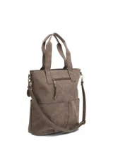 Cartera tipo tote de Hush Puppies modelo Denver, color marrón, confeccionada en cuero sintético efecto gastado. Cuenta con doble asa de hombro, correa bandolera extraíble y ajustable, bolsillos frontales externos y cierre superior.