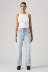 Jean de mujer color celeste claro, de corte recto y tiro alto.