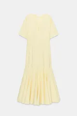 Vestido largo de Zara Woman Collection color amarillo claro, confeccionado en mezcla de algodón. Cuenta con escote en V, manga corta, corte en la cintura y falda evasé con pliegues marcados.
