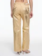 Pantalón verde laminado de tiro medio con elástico en la pretina y lazos ajustables.