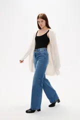 Saco largo de punto con capucha, diseño holgado y bolsillos frontales.