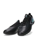 Championes de fútbol Umbro Legacy TF, color negro con detalles en turquesa y gris. Diseño con textura geométrica en el empeine, cierre con cordones y suela con tapones bajos ideal para césped sintético.