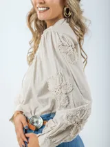 Camisa blanca de broderie con estilo boho y romántico, manga larga levemente abullonada.