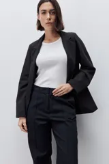 Pantalón de vestir tiro alto wide leg negro, con silueta amplia, bolsillos laterales funcionales y bolsillos traseros de vivo, confeccionado en algodón.