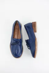 Mocasín náutico de cuero azul, con detalle de cordones en el empeine y taco cuadrado bajo simil madera.