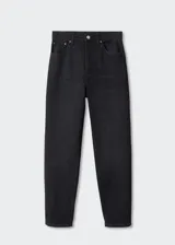 Jeans mom fit de tiro alto en color negro, confeccionados en denim elástico con diseño de cinco bolsillos, trabillas para cinto y cierre frontal con cremallera y botón.