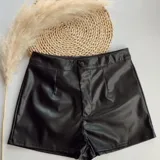 Short negro de cuero sintético con cintura alta y pinzas traseras.