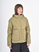 Campera acolchada de color azul, con diseño de costuras en rombos, cierre frontal, capucha y bolsillos delanteros amplios.