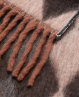 Bufanda de tejido de punto con diseño de rombos en tonos marrones y rosados, terminada con flecos en los extremos.
