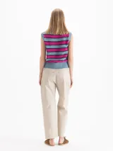 Pantalón de cuero color beige, de corte recto y holgado, con detalles de tejido texturizado en los laterales y bolsillos.