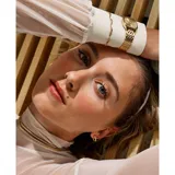 Reloj analógico Skagen de la colección Mellem Lille con caja cuadrada de 28 mm y malla de acero inoxidable en tono dorado. Presenta esfera minimalista con movimiento de tres agujas y resistencia al agua de 3 ATM.