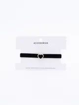 Gargantilla choker de terciopelo negro con dije de corazón dorado.