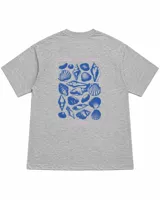 Remera oversize gris melange de manga corta, con estampa en la espalda de caracoles marinos en tonos azules y texto en rosa.