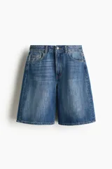 Bermudas de cinco bolsillos en denim de algodón rígido, con talle alto, cierre de cremallera y botón.