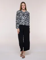 Camperita liviana de silueta entallada, con estampado floral en tonos azules, cuello camisero, cierre frontal con botones y bolsillos en el pecho.