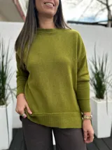Sweater de punto color verde oliva, de corte holgado y diseño básico con cuello redondo y puños acanalados.