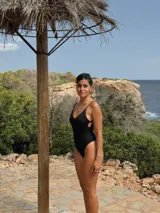 Traje de baño enterizo negro, modelo vedetina con breteles regulables y forro interno.