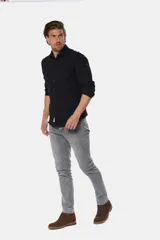 Pantalón de jean skinny celeste con spandex, tiro medio y corte ajustado.