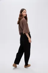 Pantalón slouchy de jean negro con pinzas en la cintura y tiro alto.