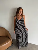 Vestido largo de jersey, color negro con rayas horizontales blancas, corte recto y tirantes finos.